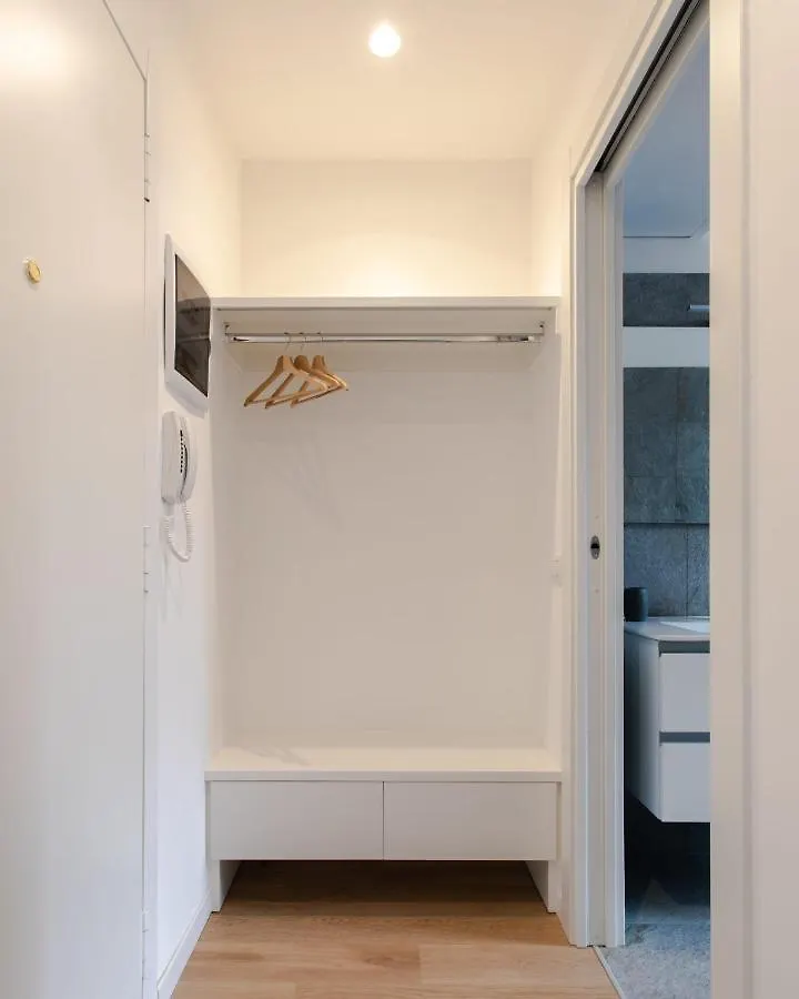 Al 32 Apartment ميلان